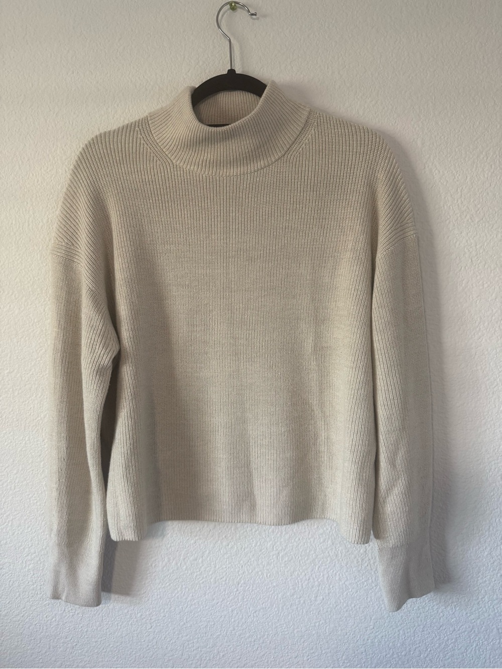 lululemon athletica Size 8 Cream Turtleneck Sweater W1